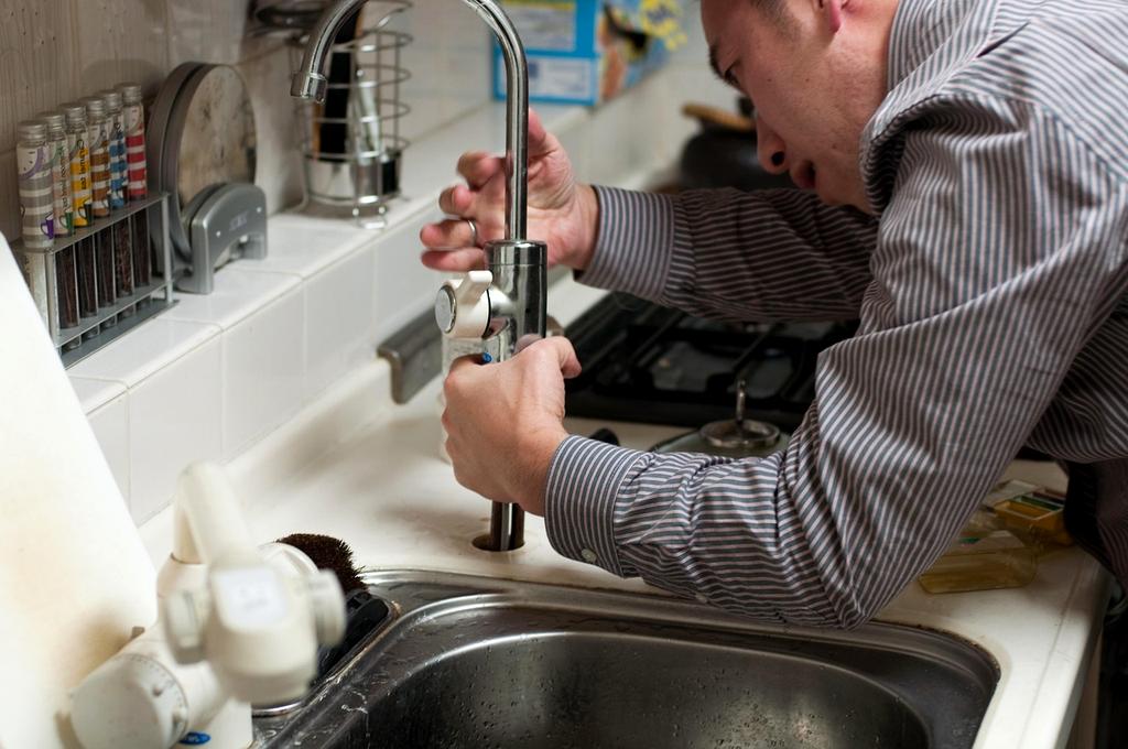 Maintenance professionals registering and using AI tools on devices